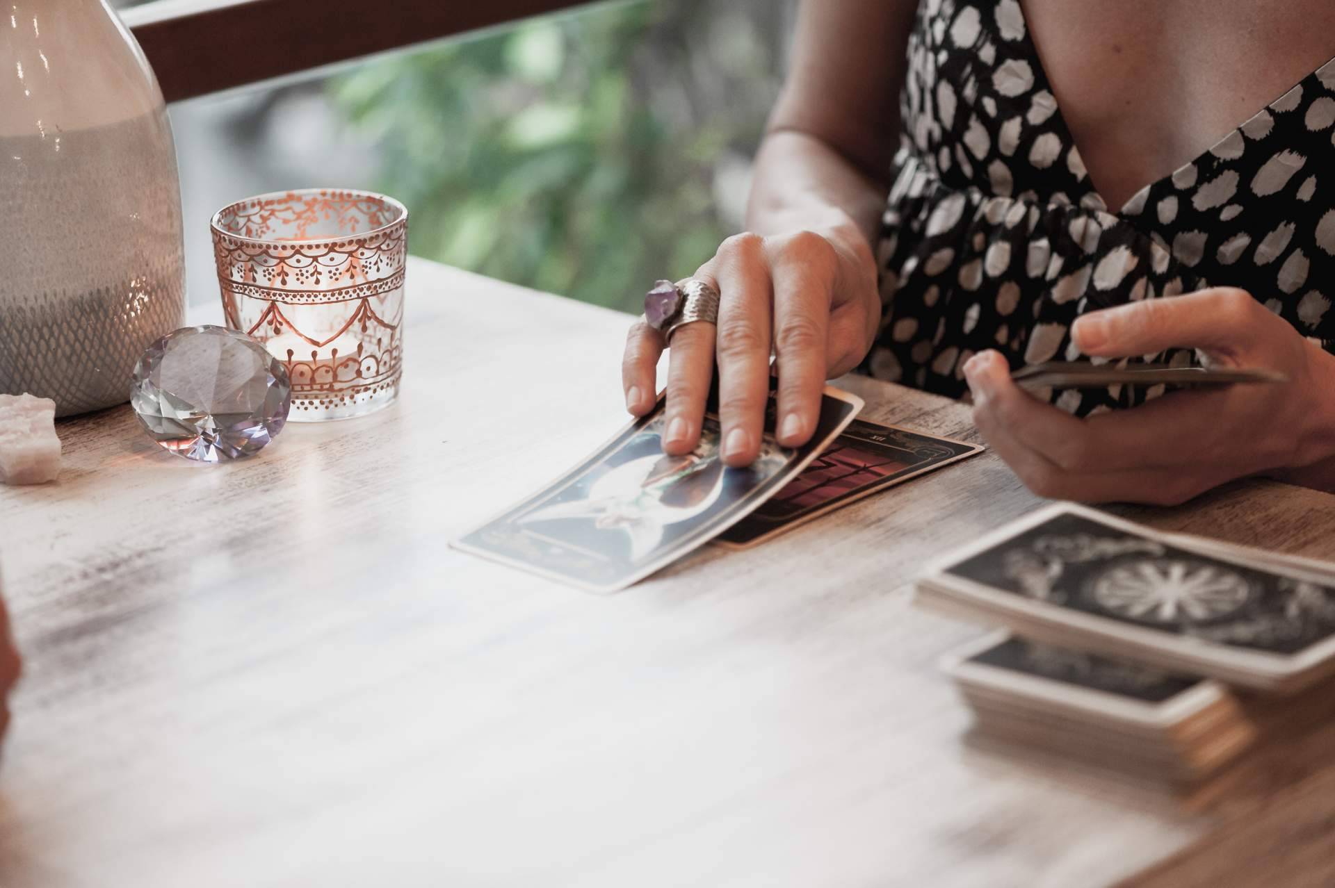 Los profesionales de Tarot de Luz María ofrecen tarot gratis durante 5 minutos