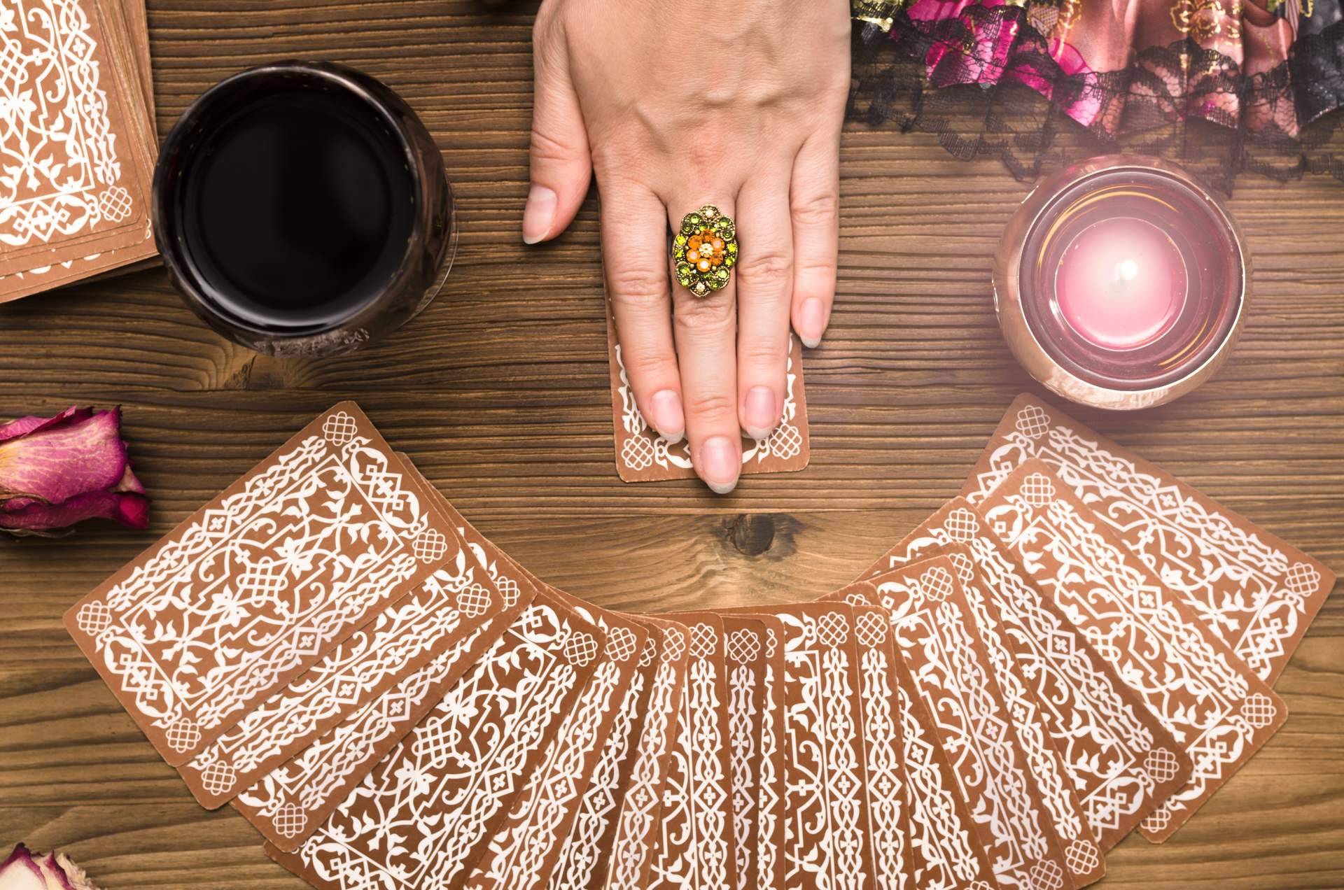 ¿Dónde encontrar videntes verdaderas, buenas y económicas que atienden las 24 horas del día?: Universo del Tarot