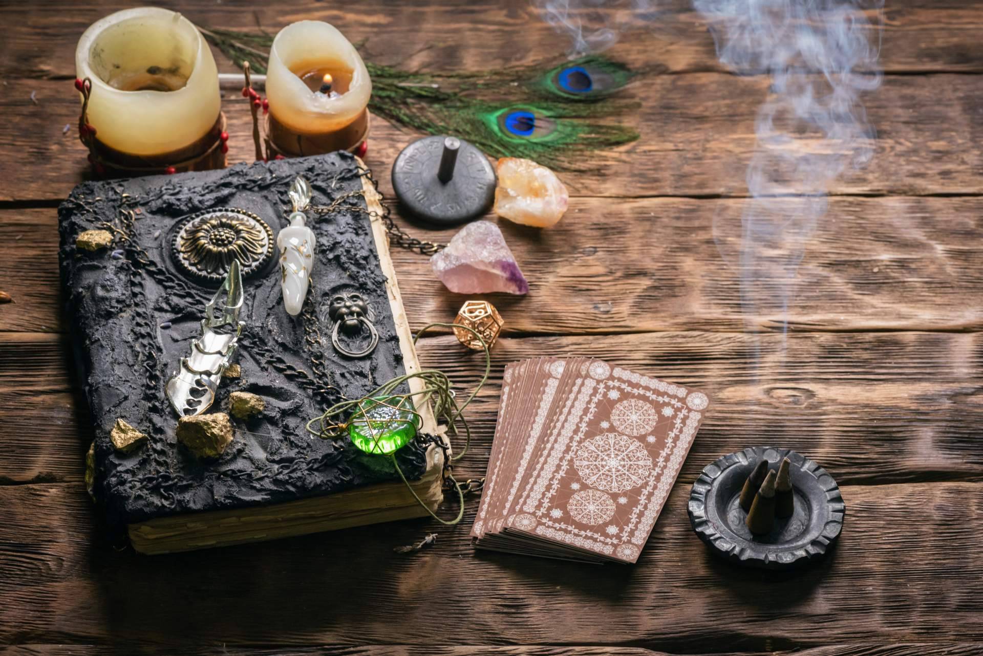 Encontrar un tarot especializado en el amor bueno y económico con atención 24 horas es posible gracias a Universo del Tarot