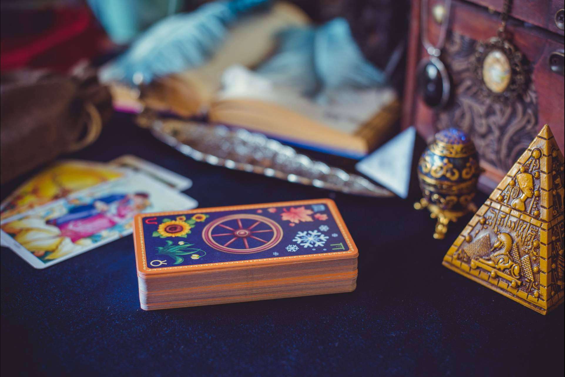 Tarot online personalizado de la mano de Nazaret Hermida, una de las astrólogas más destacadas de España