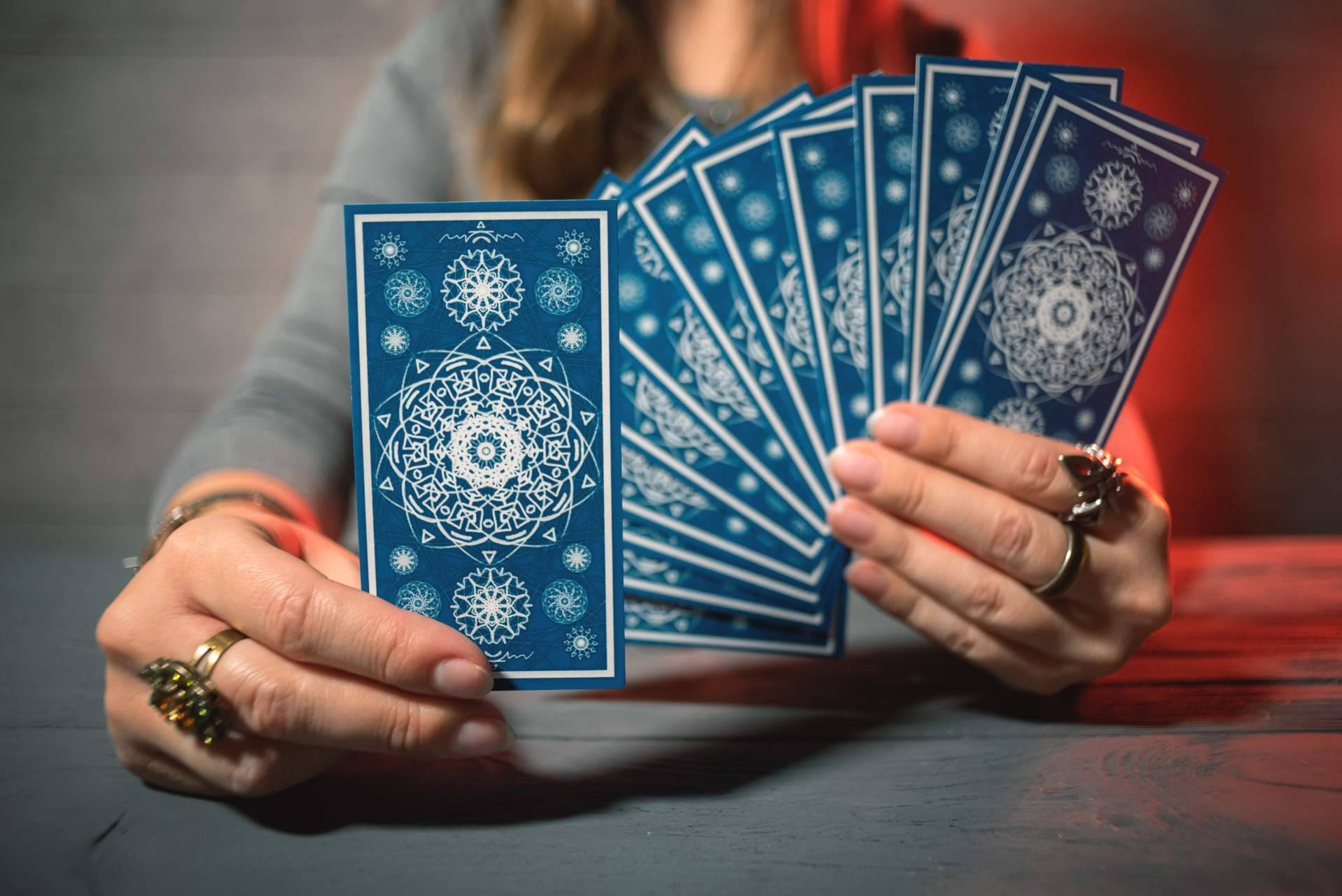 Tarot Rosa Sastre: cómo lograr la felicidad