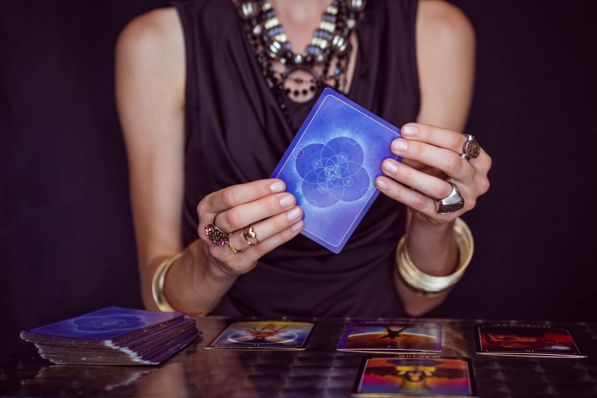 Encontrar respuestas con el tarot económico de Rosario