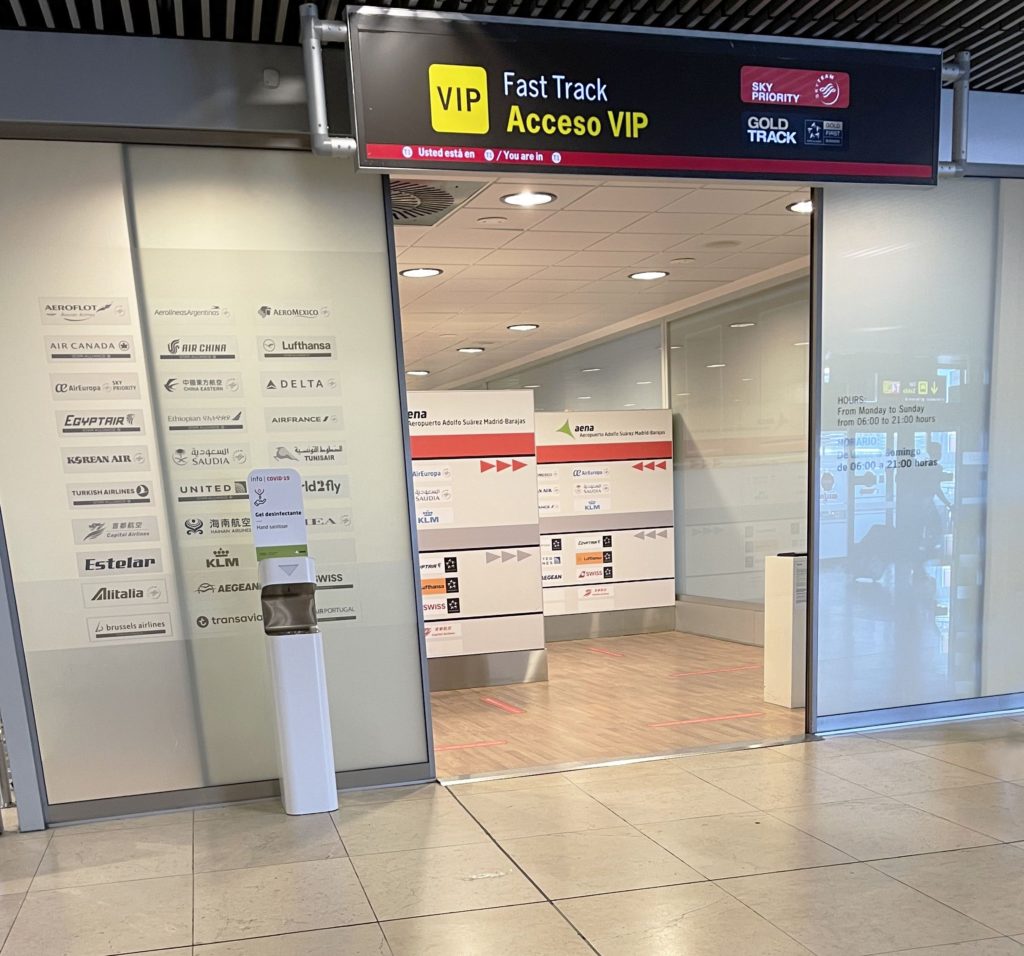 Foto de Dispensador gel hidroalcohólico instalado en Aeropuerto
