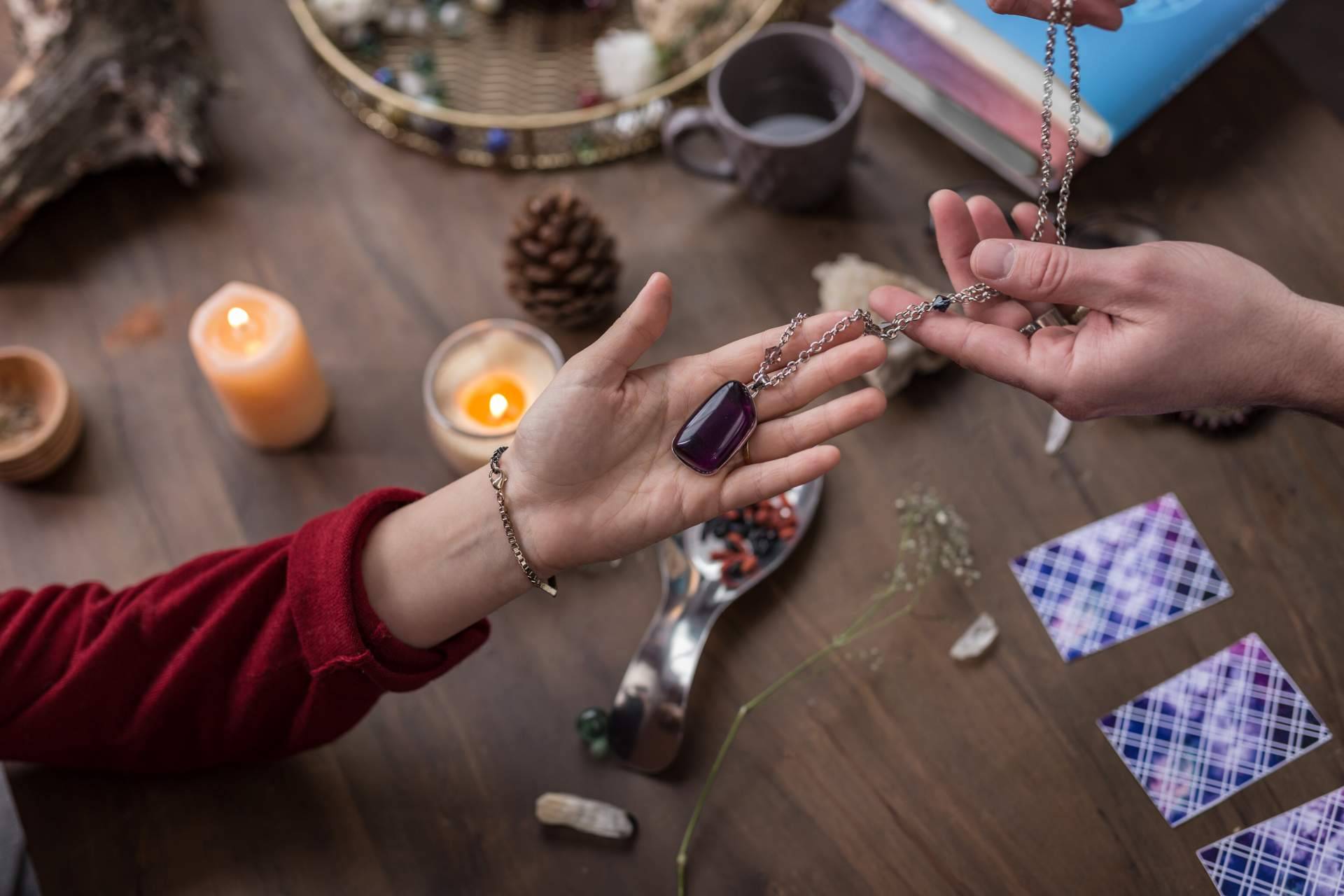 Alicia Caballero: vidente recomendada experta en la adivinación con amuletos y talismanes