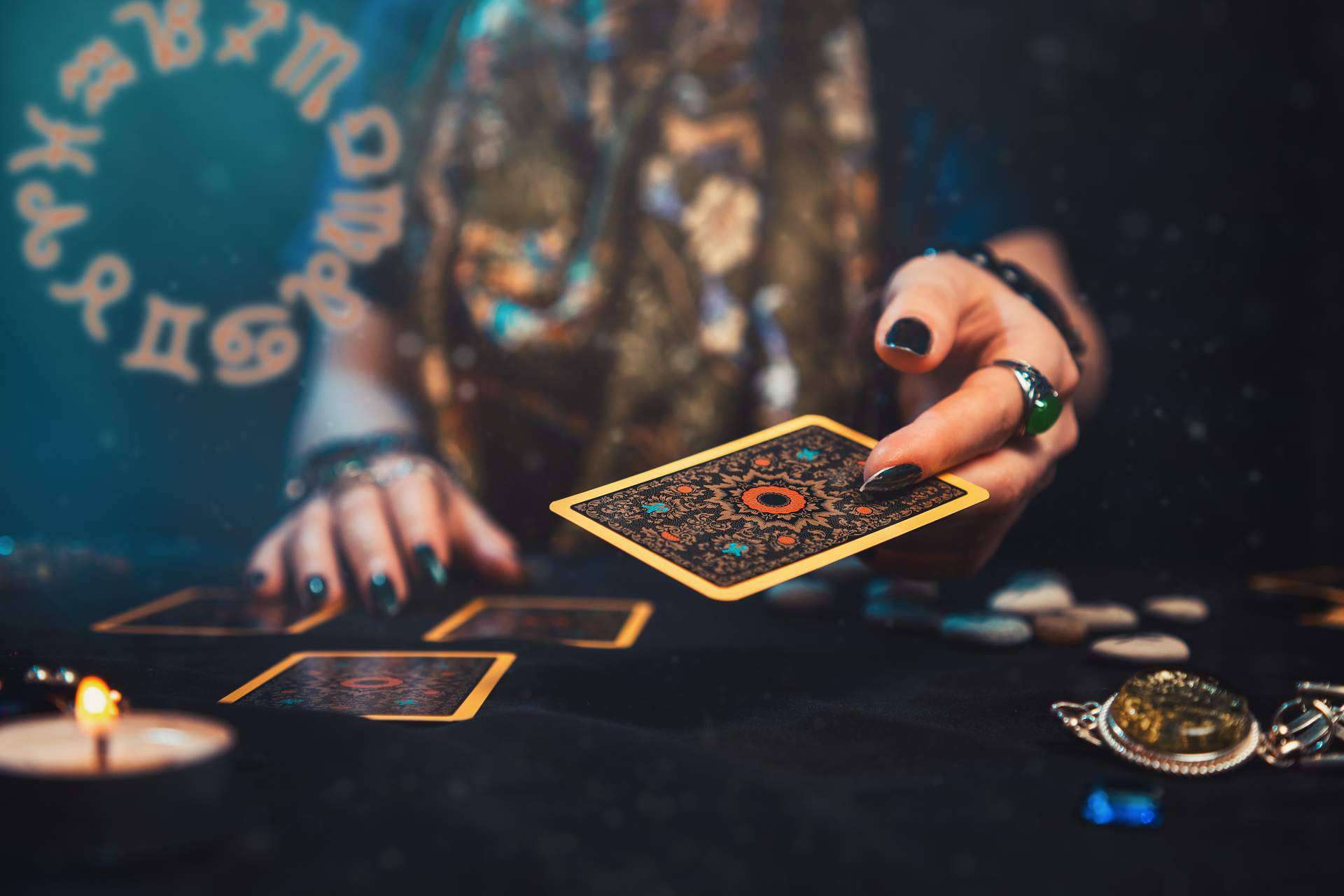 Resolver dudas interpretando la carta astral de las personas con la ayuda de Nazaret Hermida