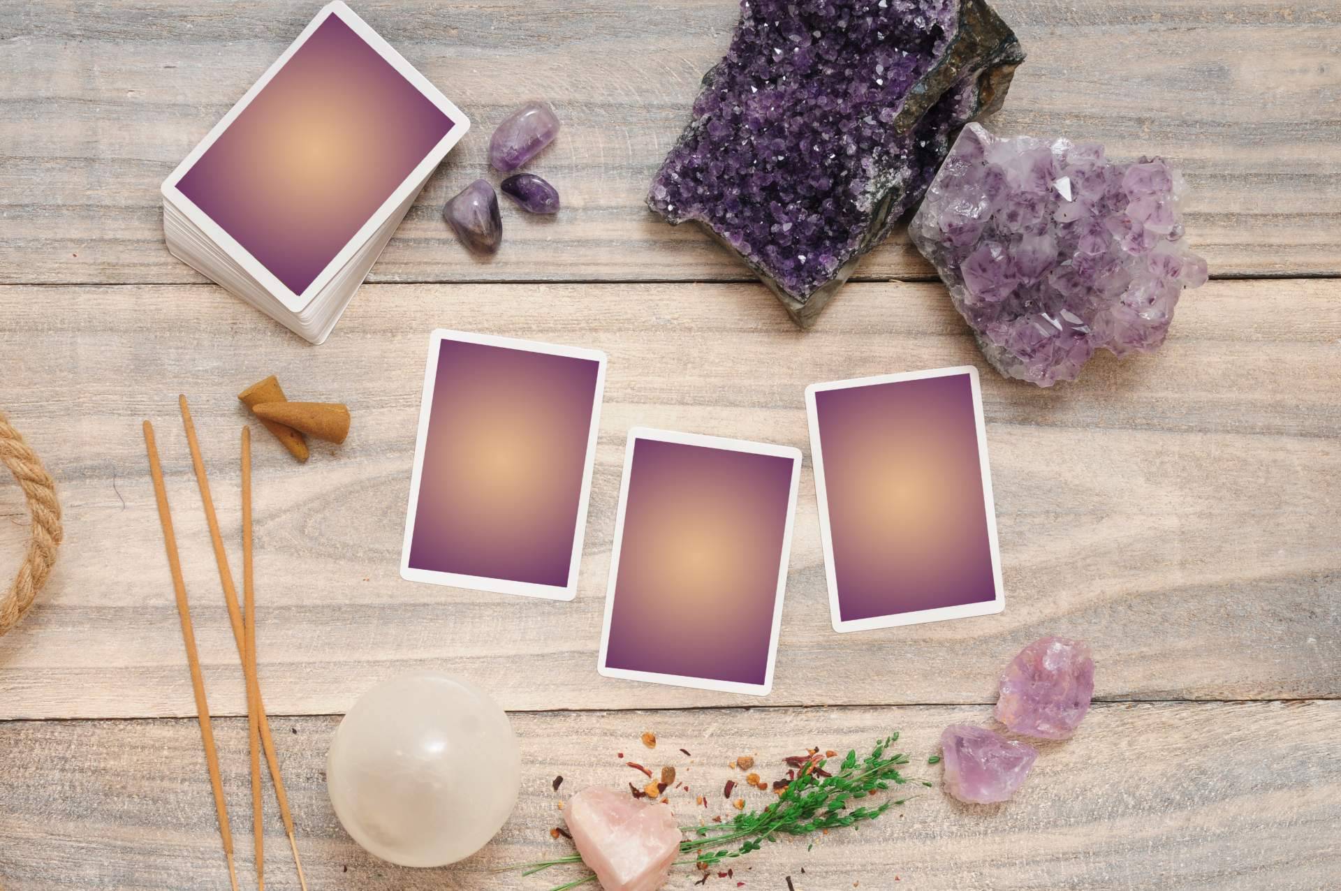 La Casa del Tarot y Videncia dispone de un servicio de tarot de la mano de Manuela Moreno y su equipo de videntes profesionales