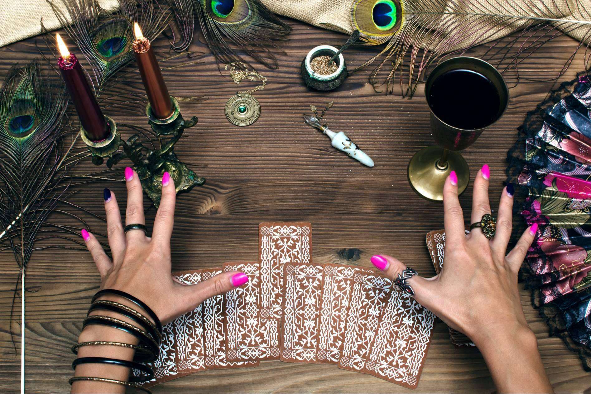 El tarot del amor de La Casa del Tarot y Videncia explica cómo hacer una tirada de cartas correcta