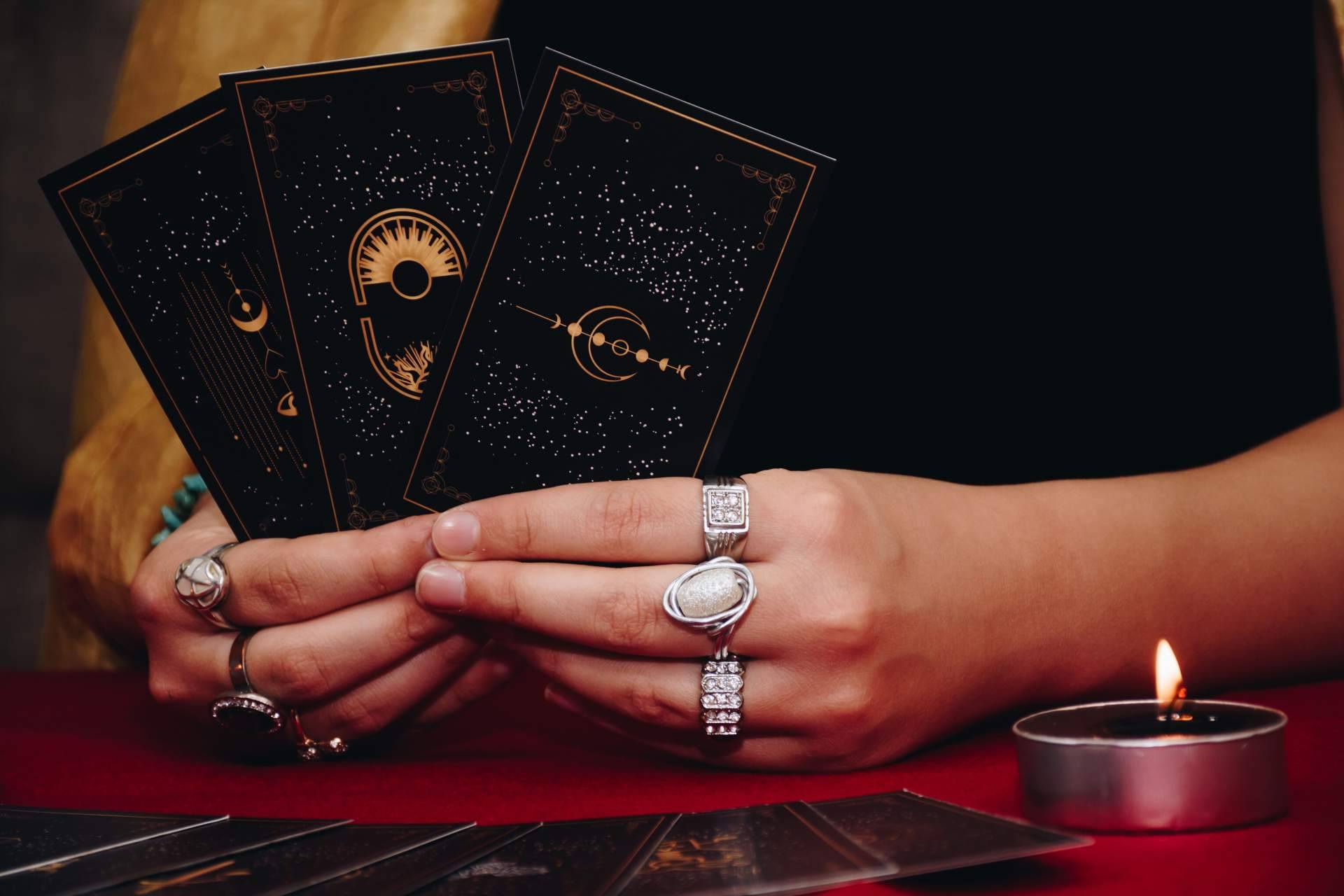 Los servicios tarot del amor por visa y tarot 806 que ofrece la vidente Alicia Caballero