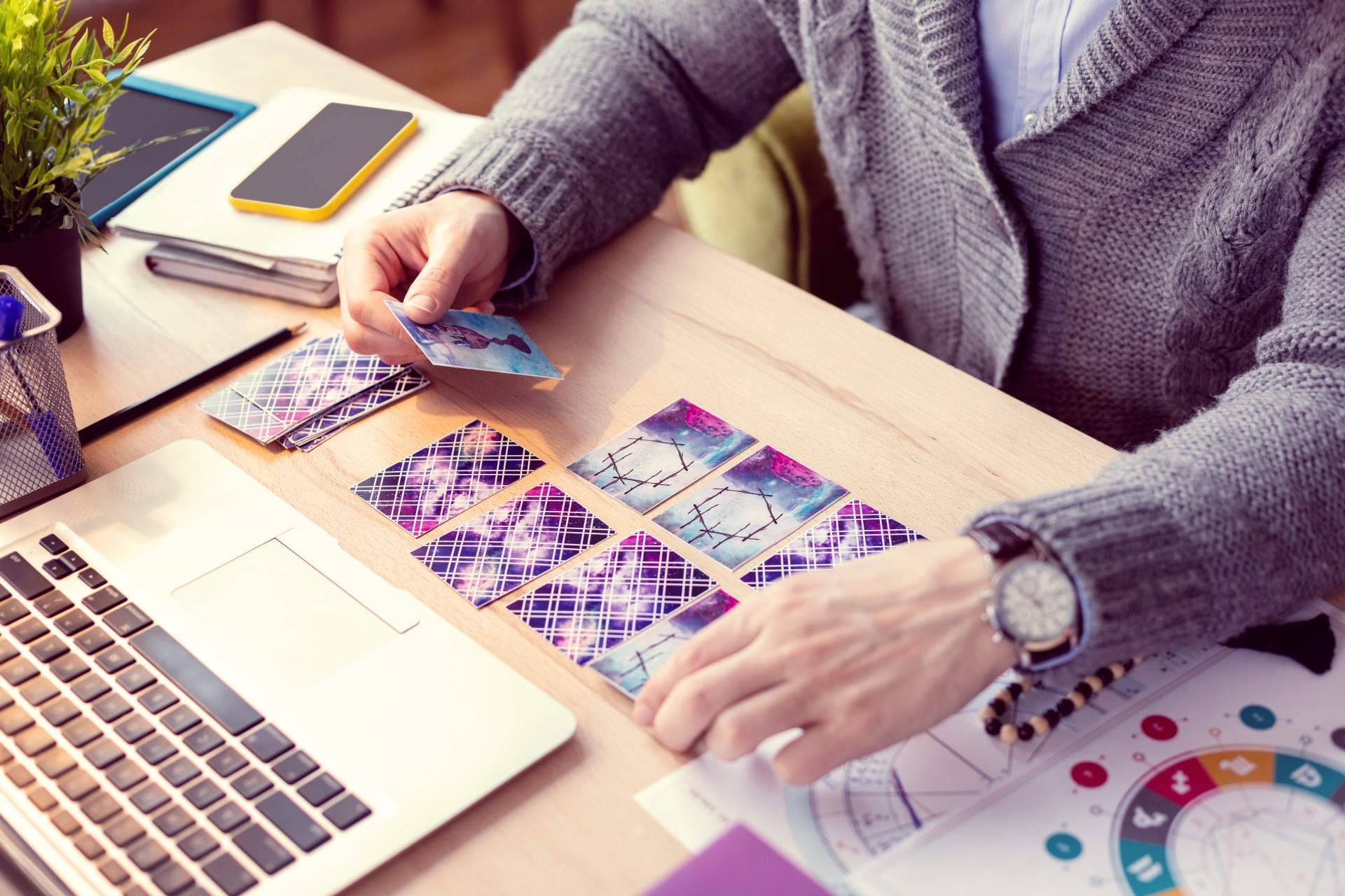 ¿Cómo es el tarot 10 euros con videntes económicas ofrecido por Tarot de las Meigas?