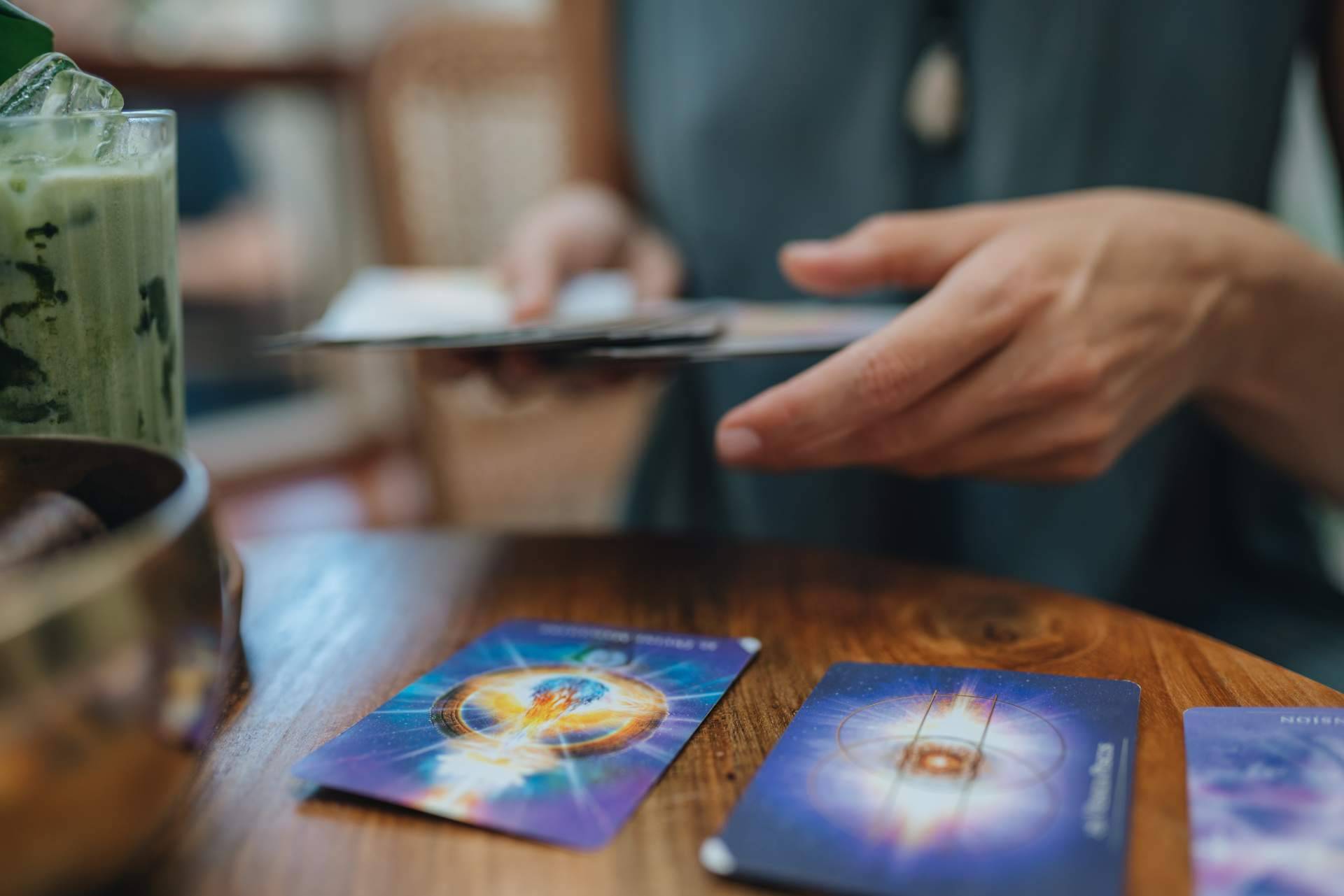 La consulta de una vidente por teléfono con La Casa del Tarot y Videncia