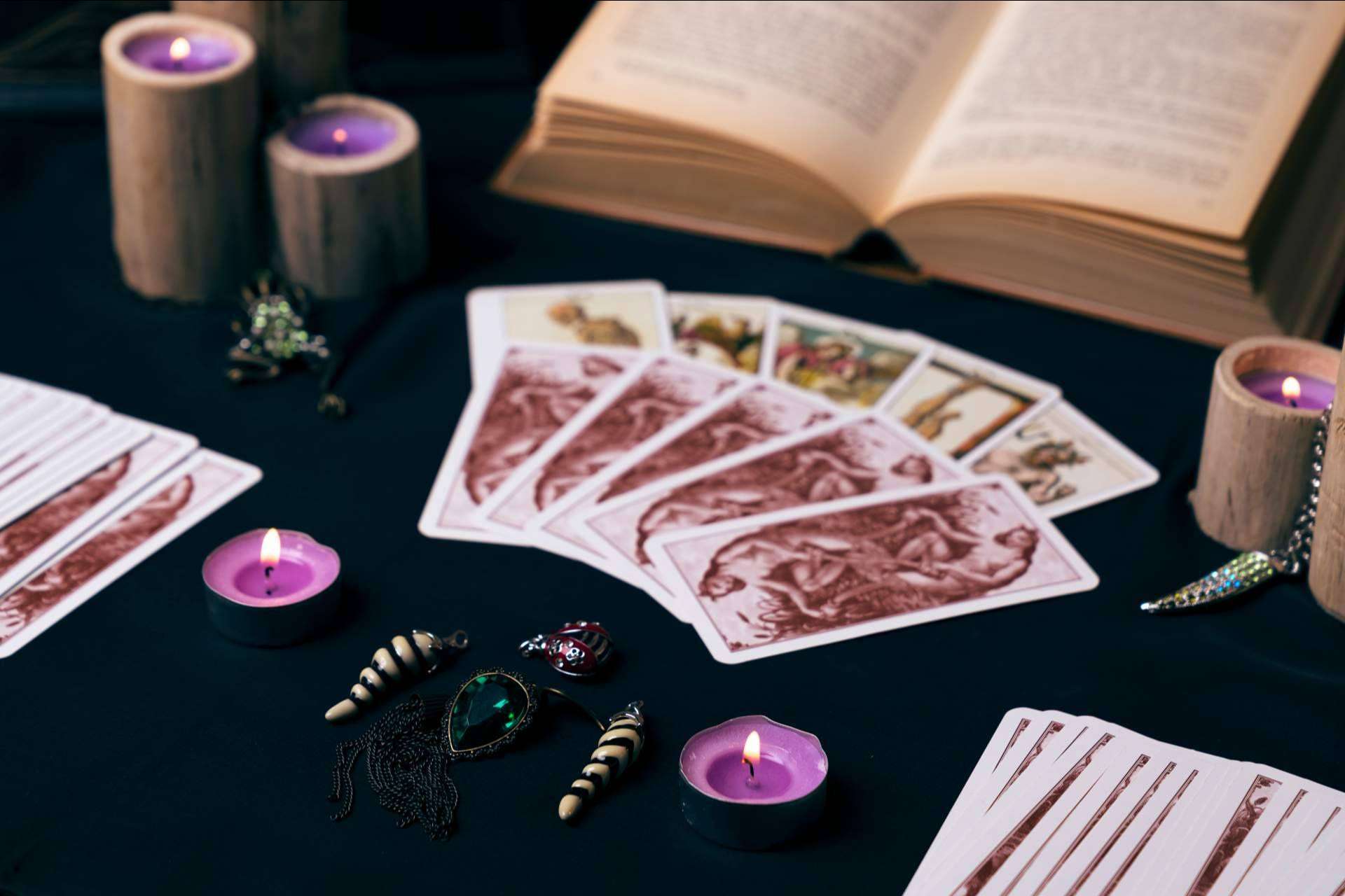 Las tiendas esotéricas online en Madrid ofrecen las barajas del tarot