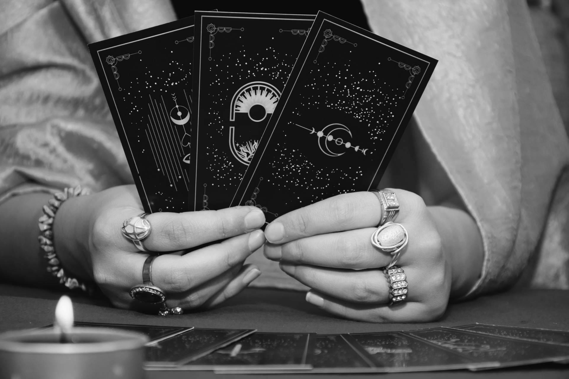 El servicio de tarot fiable del amor para ayudar y asesorar a sus clientes, vía telefónica, en asuntos amorosos de TarotAmor-TarotFiable