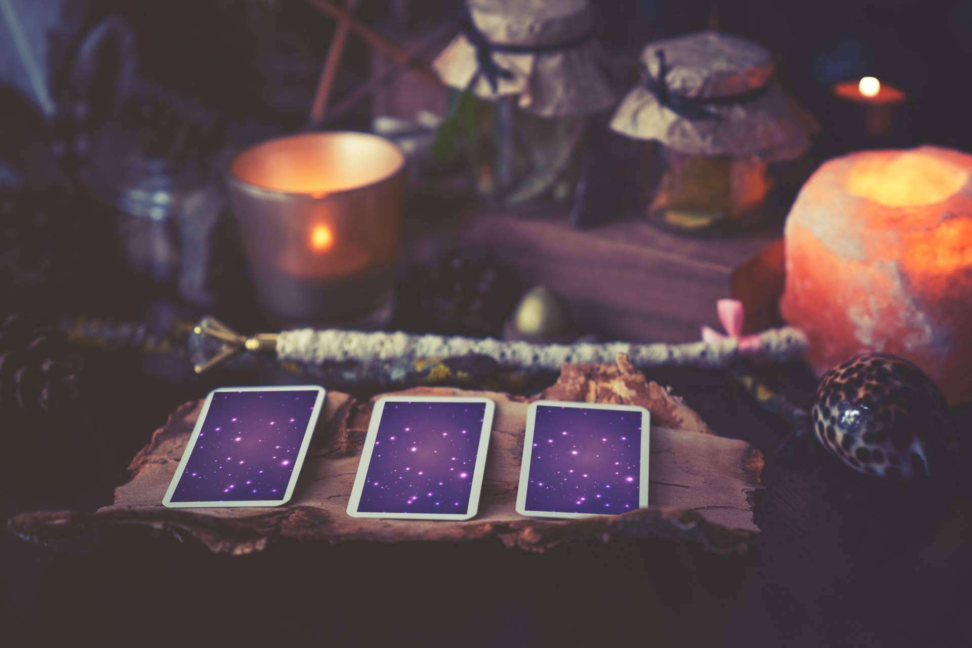 Las distintas barajas del tarot y otros métodos adivinatorios como el péndulo