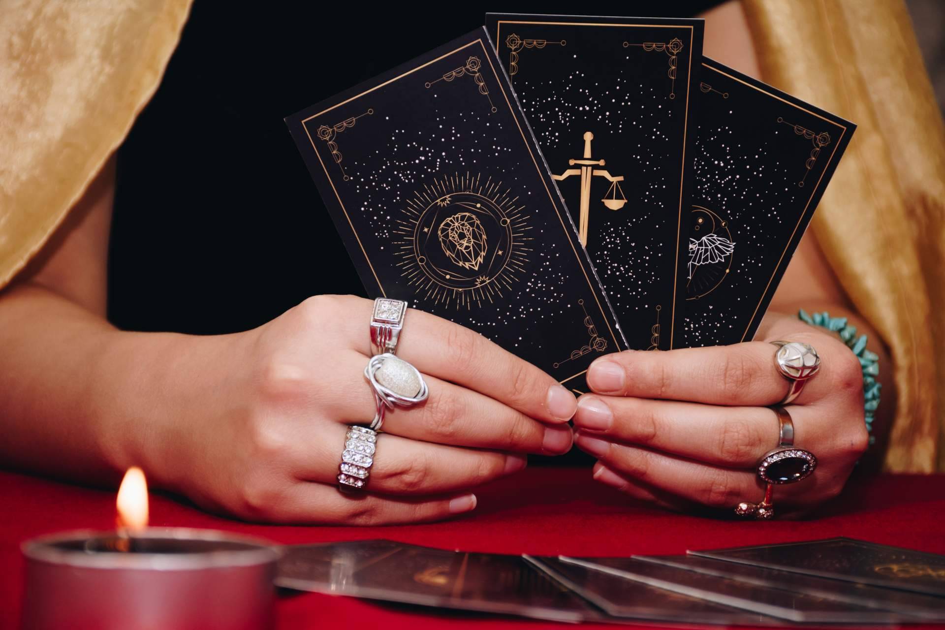 Las estafas del tarot, retos a solventar en la transformación digital del sector