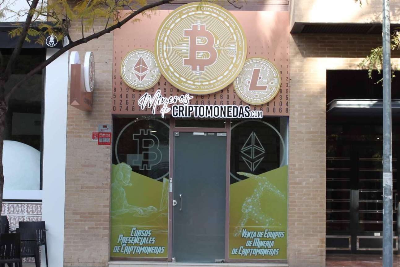 Alquiler de un espacio físico para instalar equipos para minar criptomonedas, por la compañía Mineros de Criptomonedas