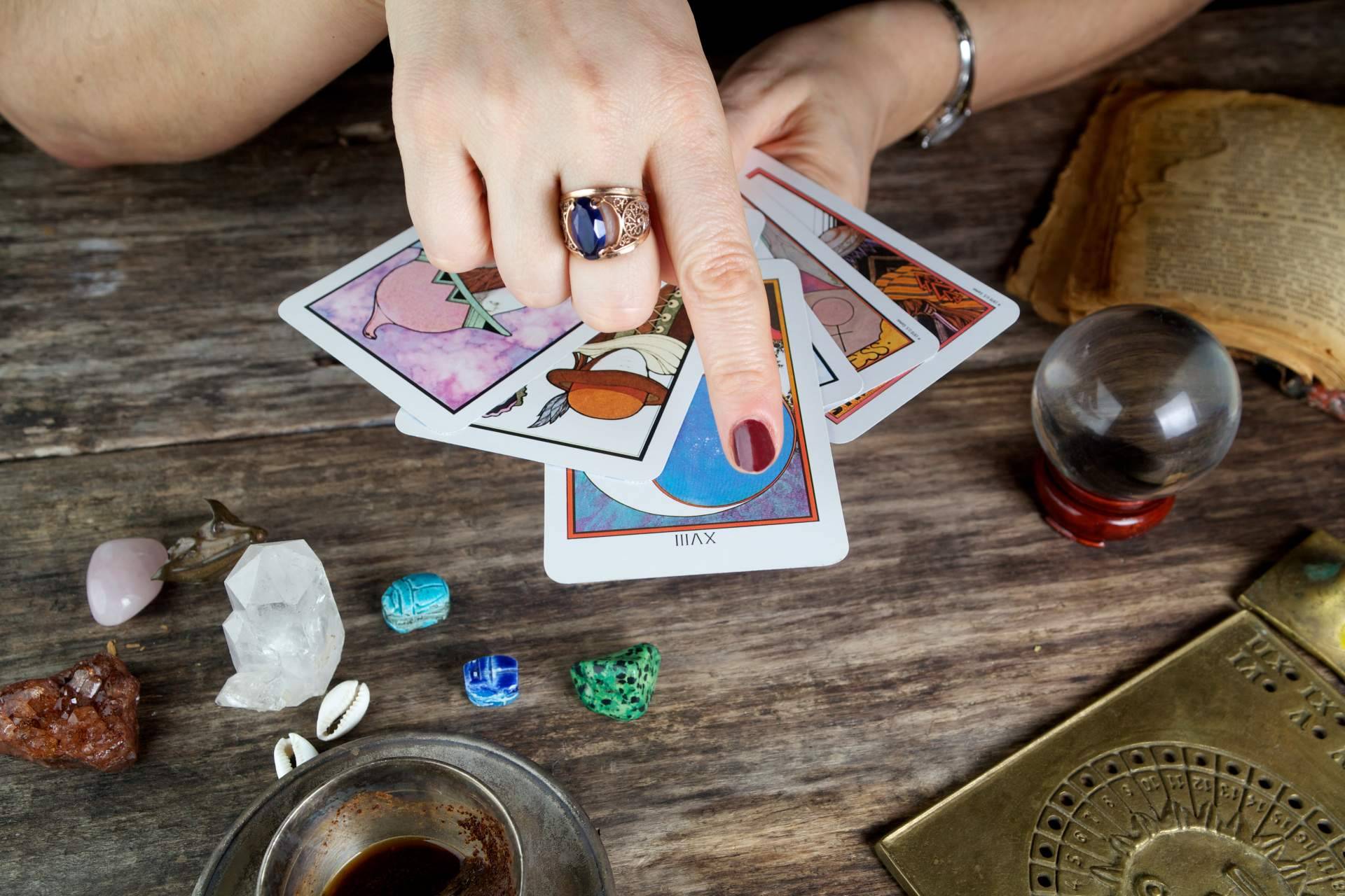Manuela Moreno explica en qué consiste el tarot por chat y sus ventajas