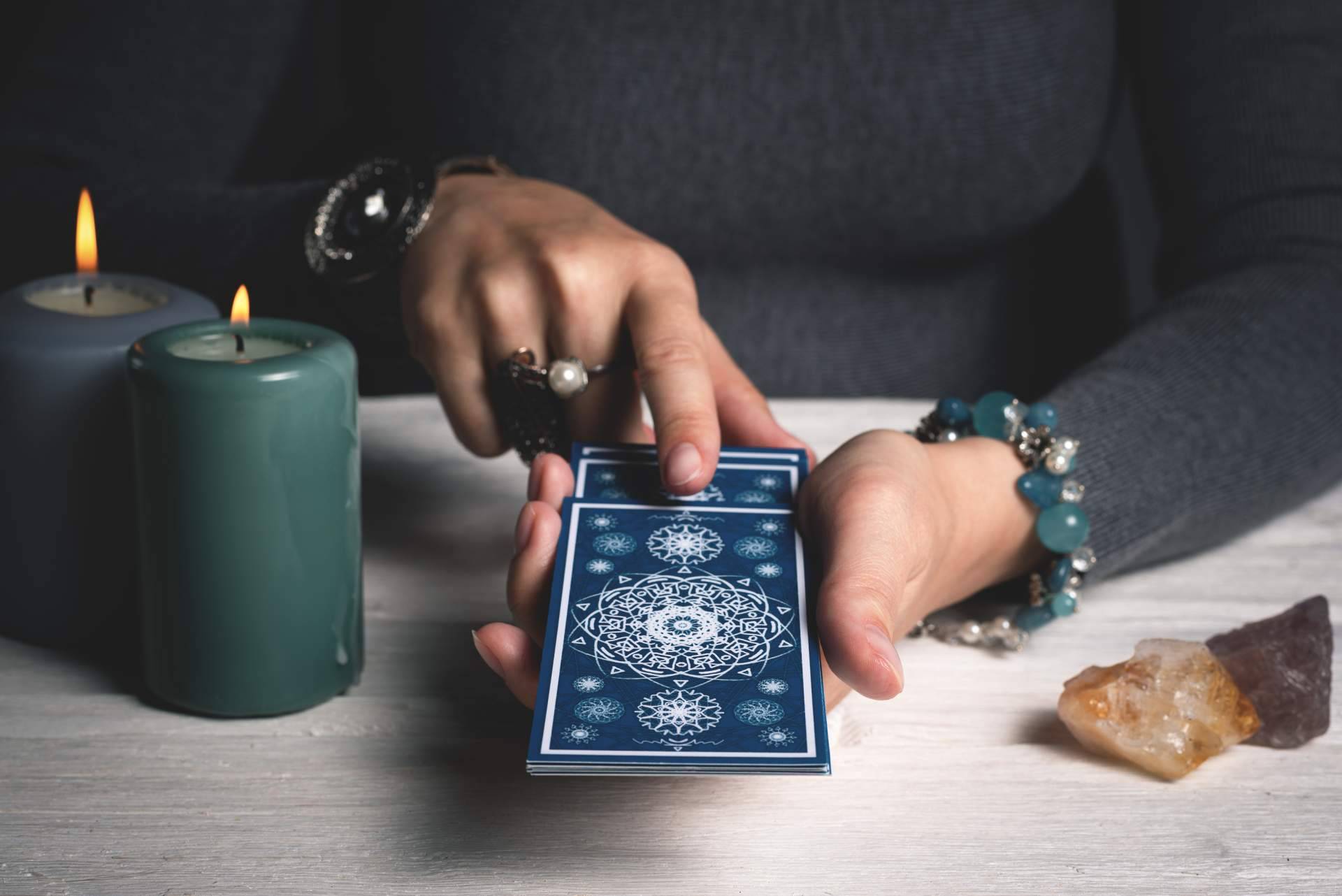 Disfrutar de las terapias de hipnosis, regresión y sanación de útero, entre otras, con Tarot Diosas de la Luna