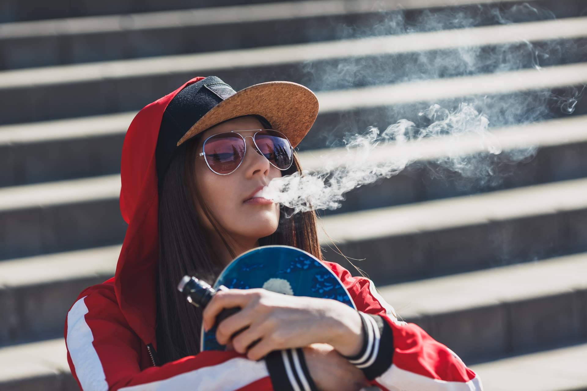 Distintos modelos y marcas de vapers sin nicotina en la vitrina de VitalCigar