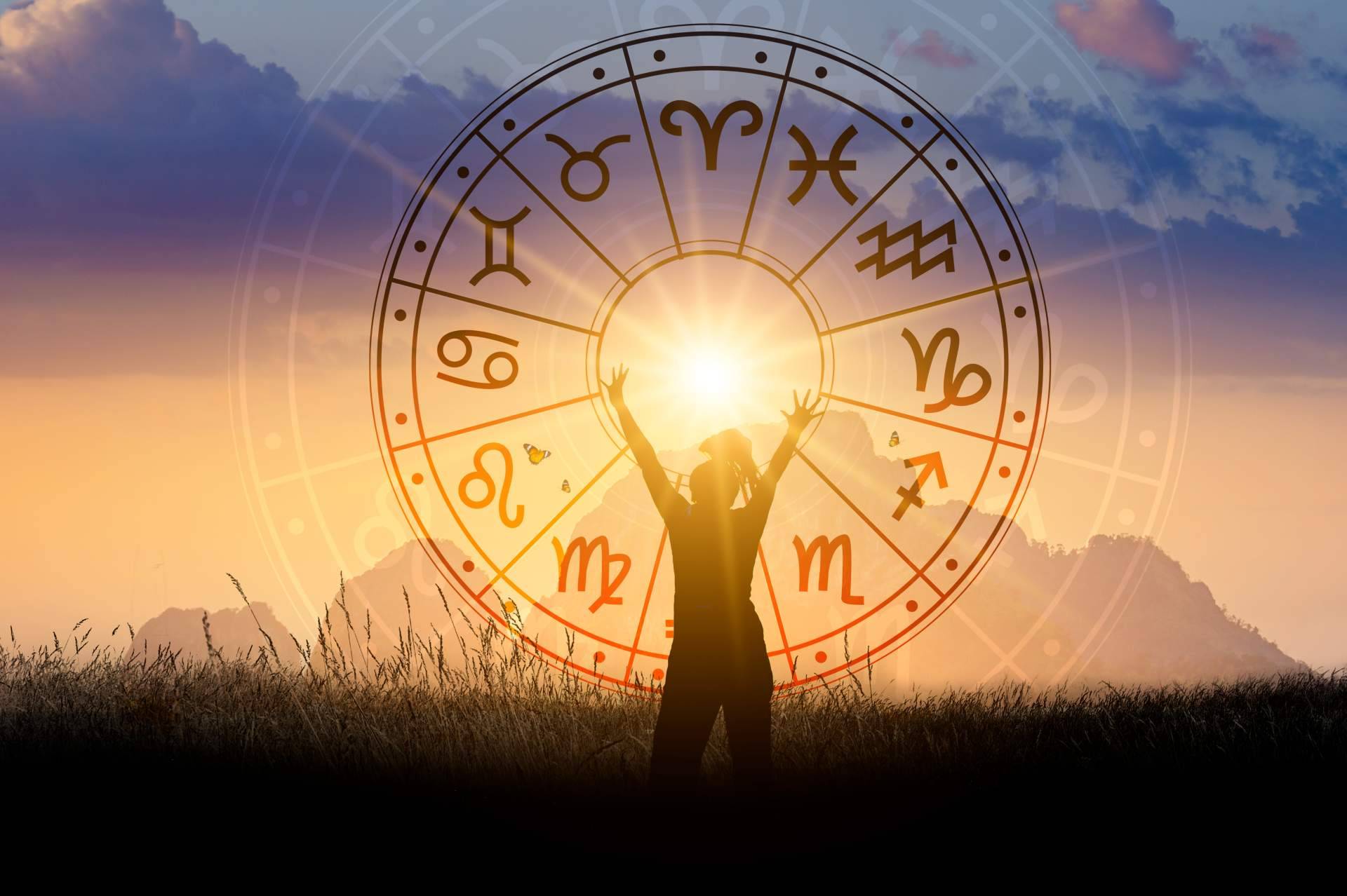 Tarot barato en Astros de Luz desde 5€ de la mano de expertos profesionales en mediumnidad, astrología, numerología, videncia y más