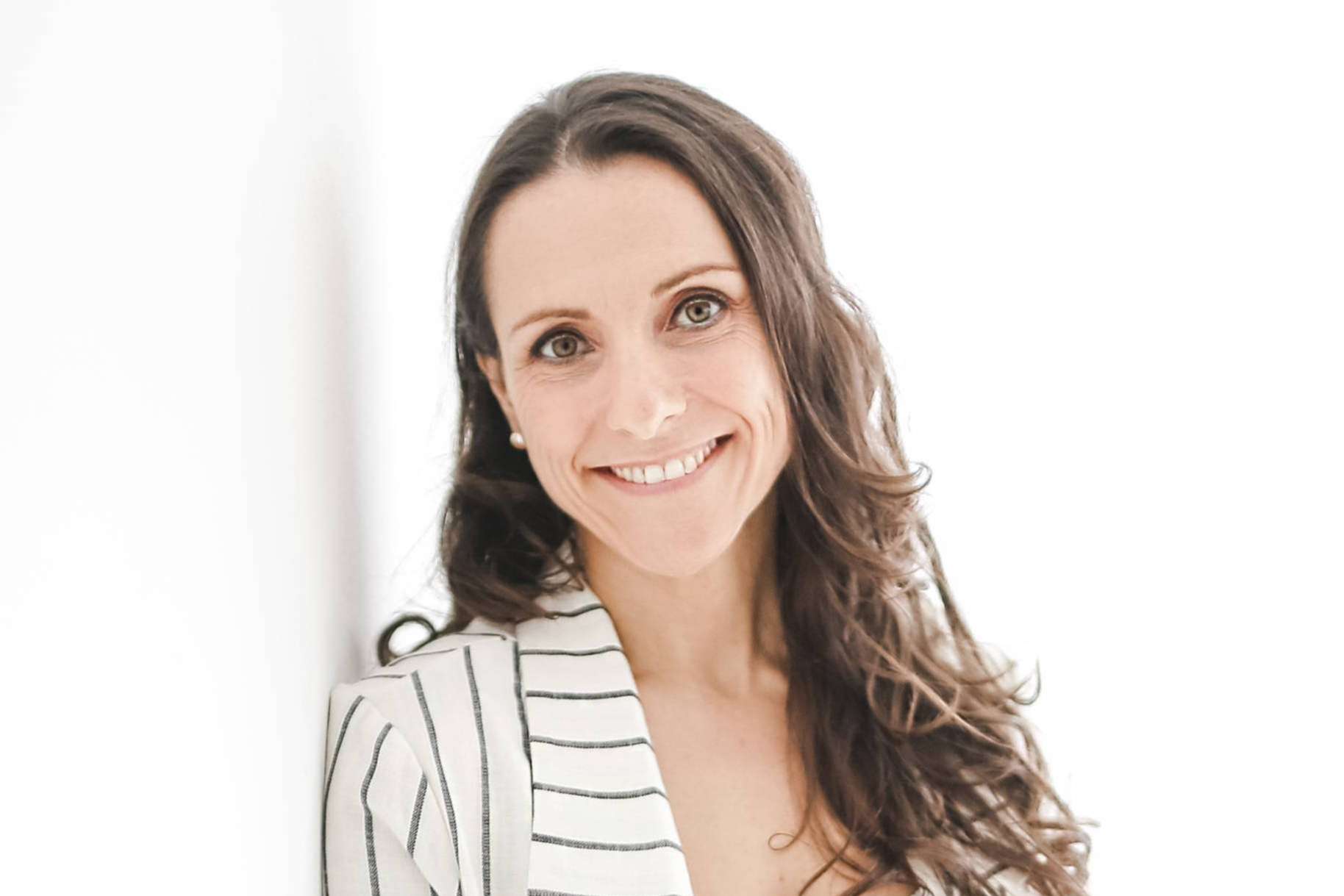 La técnica ThetaHealing implementa la meditación para desbloquear creencias limitantes y desarrollar nuevos patrones que impulsan la curación física y emocional