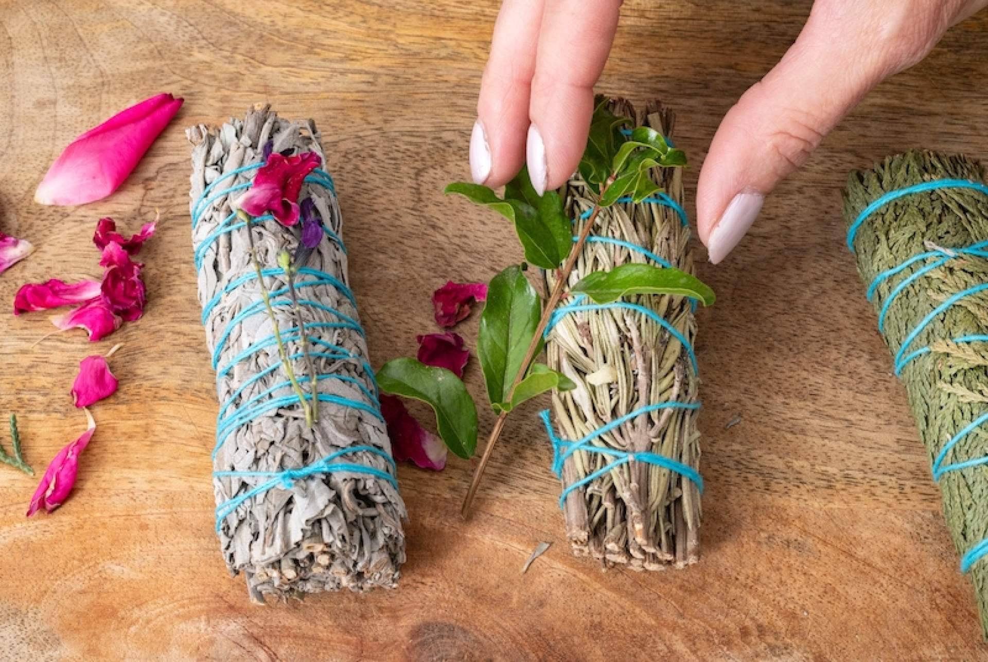 ¿Cuáles son los accesorios de fumigación e importación de salvia blanca que ofrece La Luna de Buda?