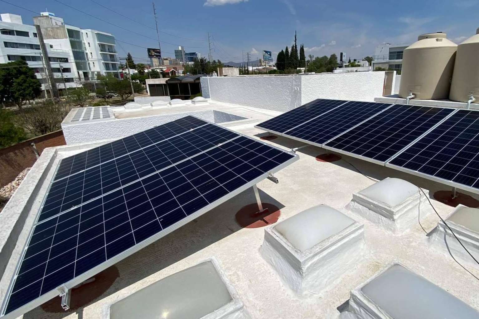 ¿Cómo obtener paneles solares sin invertir un peso?