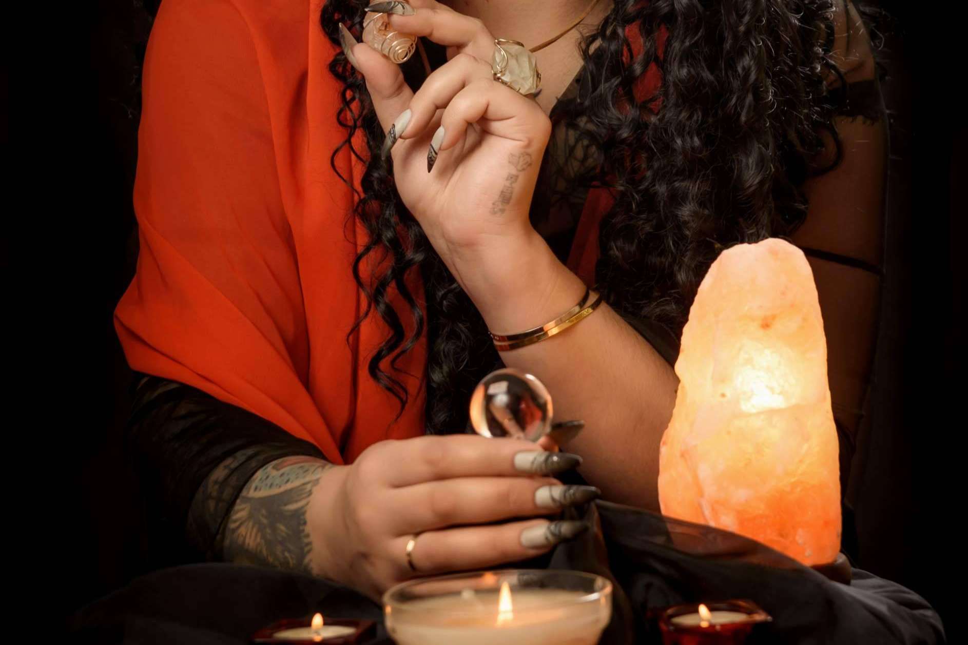 Dama Mágica ofrece una consulta de tarot gratuita de 9 a 10 horas de la noche