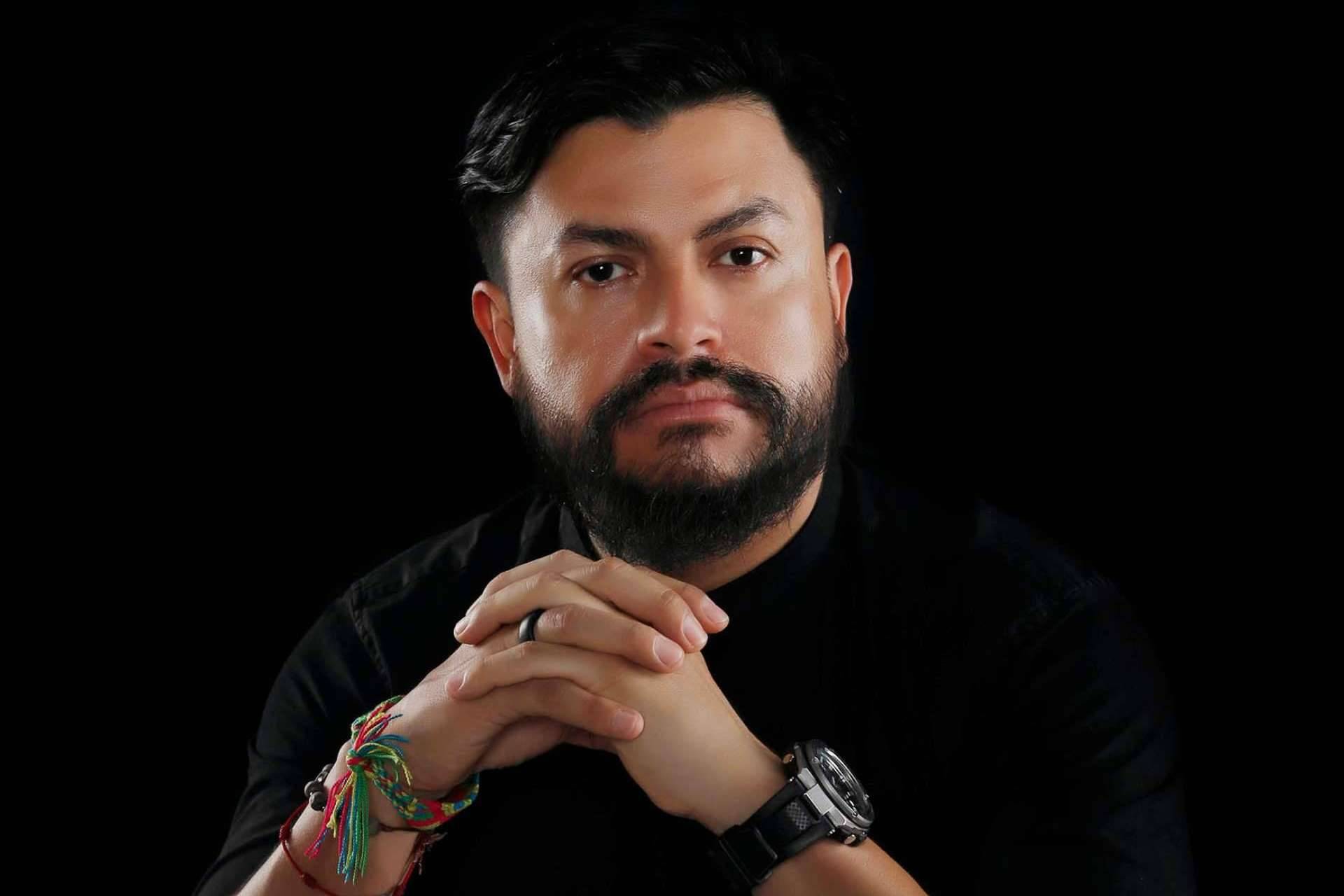 El sacerdote Padre Camilo Cardozo se convierte en un youtuber que predica sobre la fe, el desarrollo personal y la abundancia