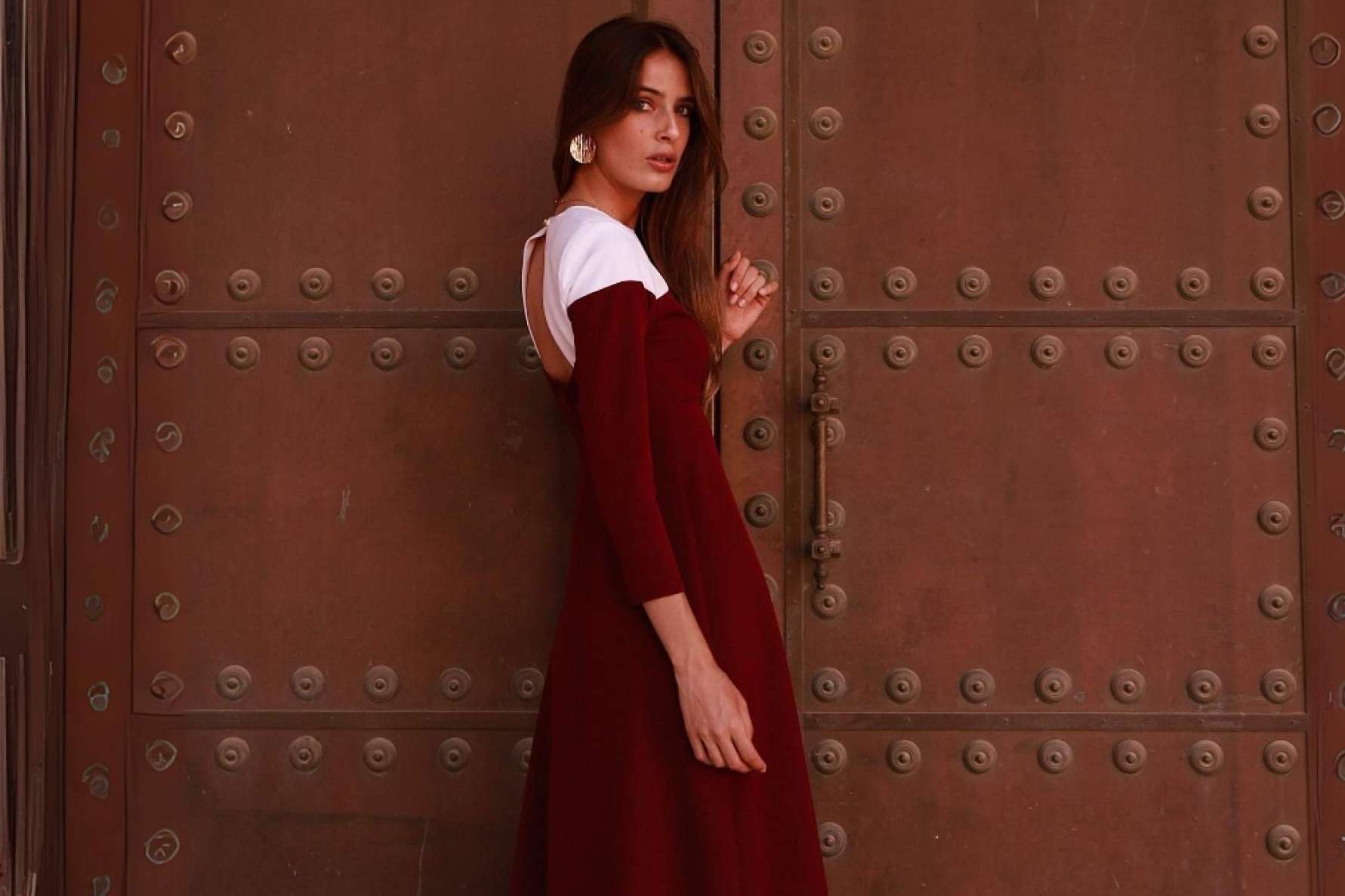 Tamara Falcó deslumbra con un vestido de invitada de otoño de Cayro para una boda