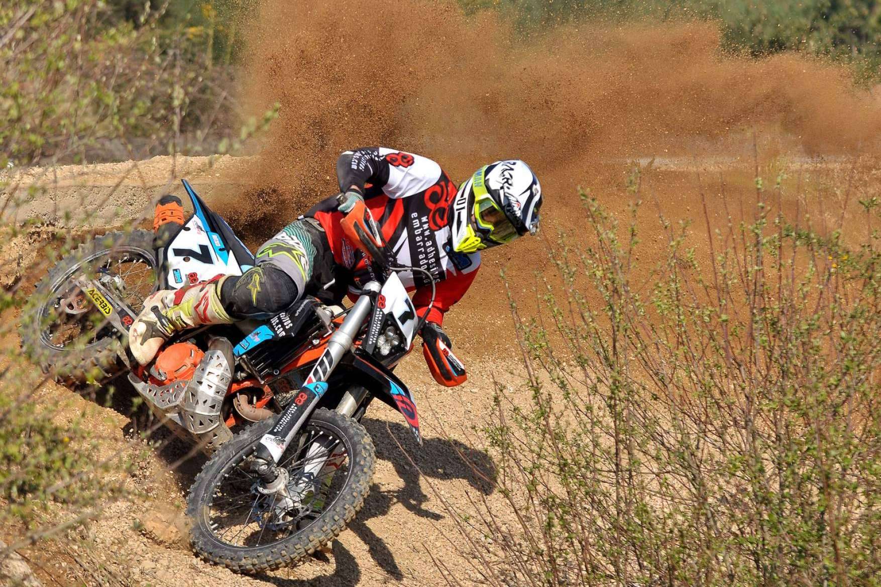 Confort, resistencia y estilo, la nueva camiseta de motocross de ADHESIVOSEMBARRADOS ya disponible