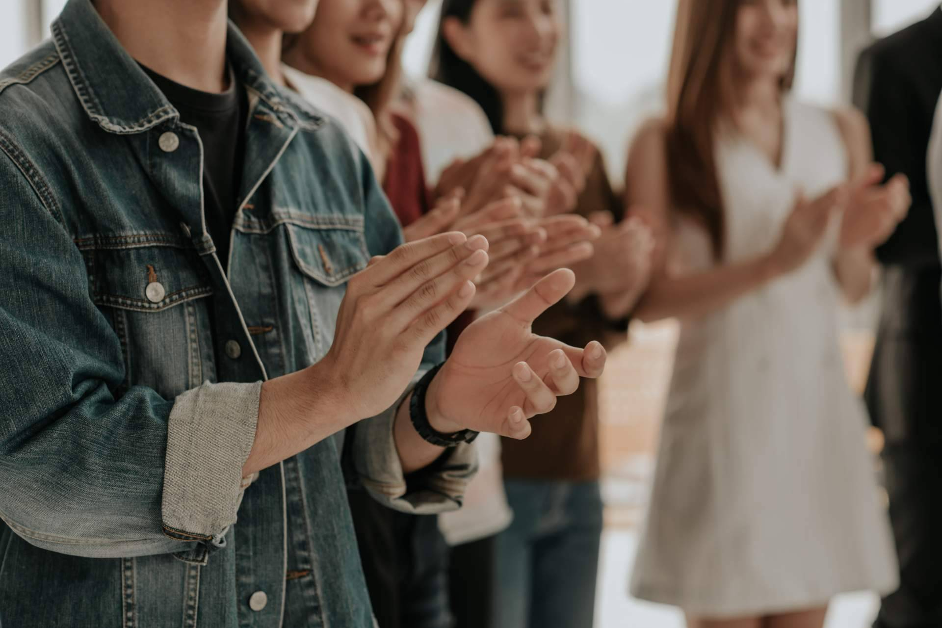 Los jóvenes españoles han convertido la fe en su accesorio personal